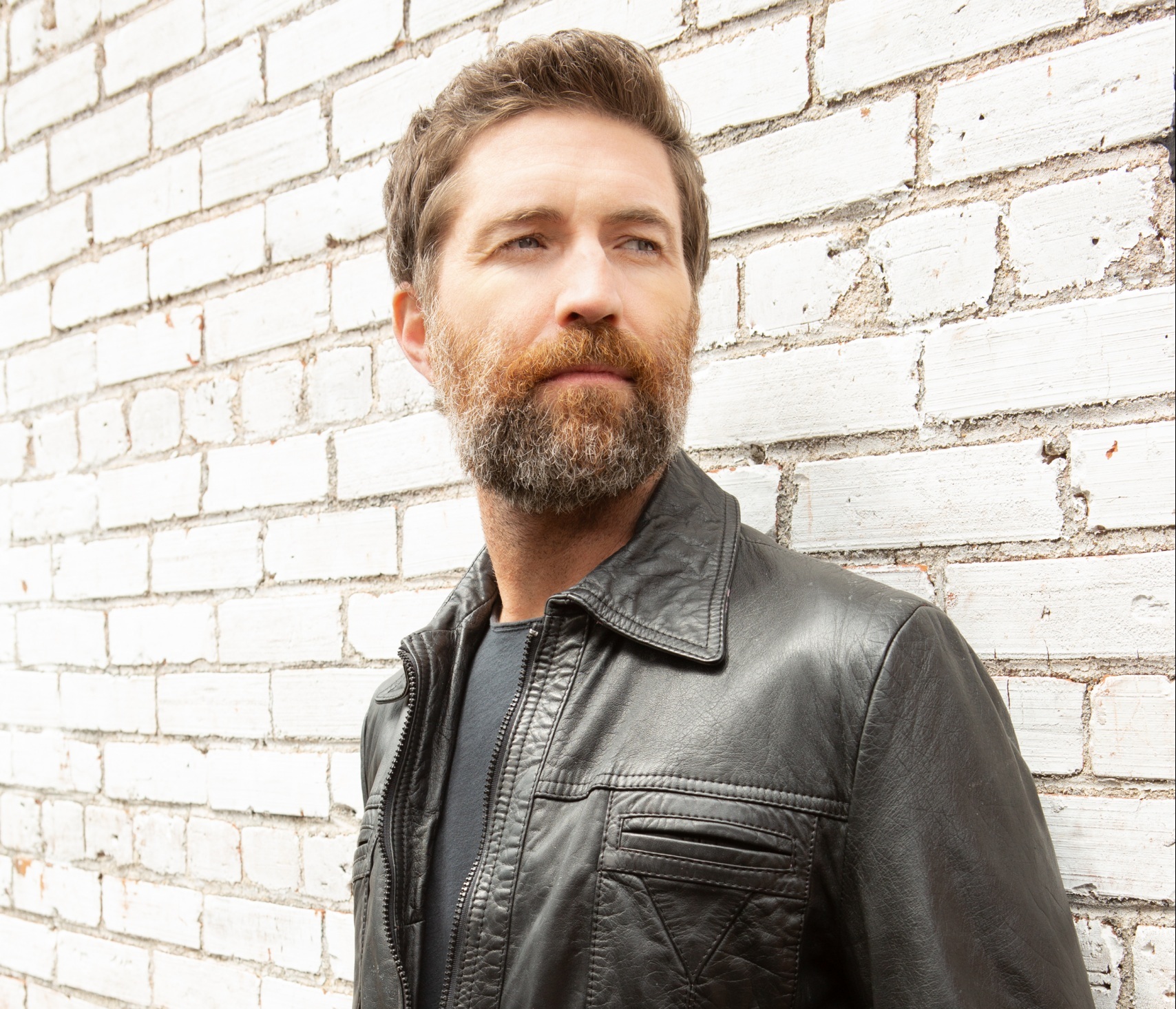 JOSH TURNER CELEBRATED BY PANDORA WITH BILLIONAIRES PLAQUE.