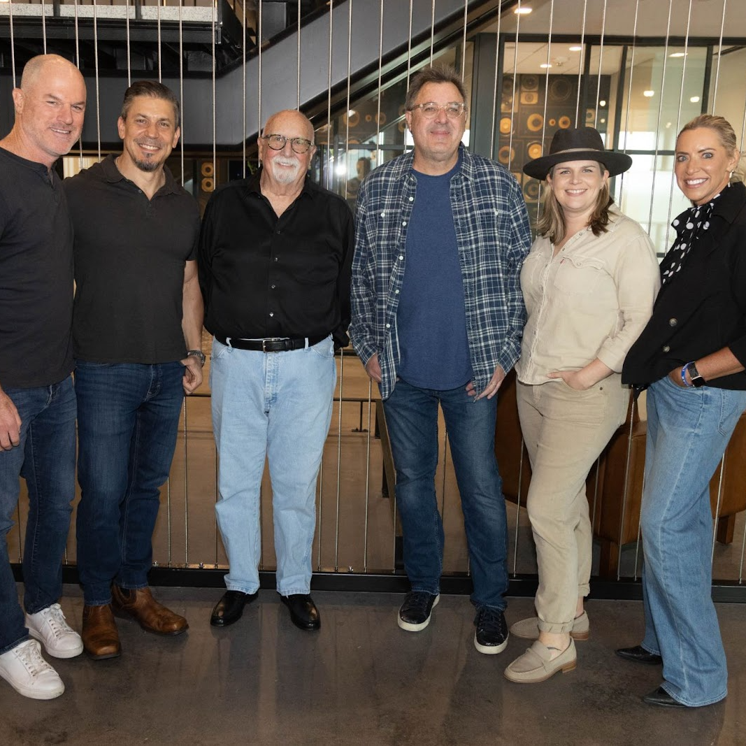VINCE GILL SIGNS LIFETIME RECORD DEAL WITH MCA (PRESS RELEASE)